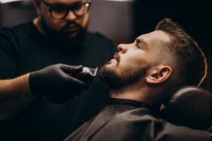 bel-homme-coupe-barbe-dans-salon-coiffure